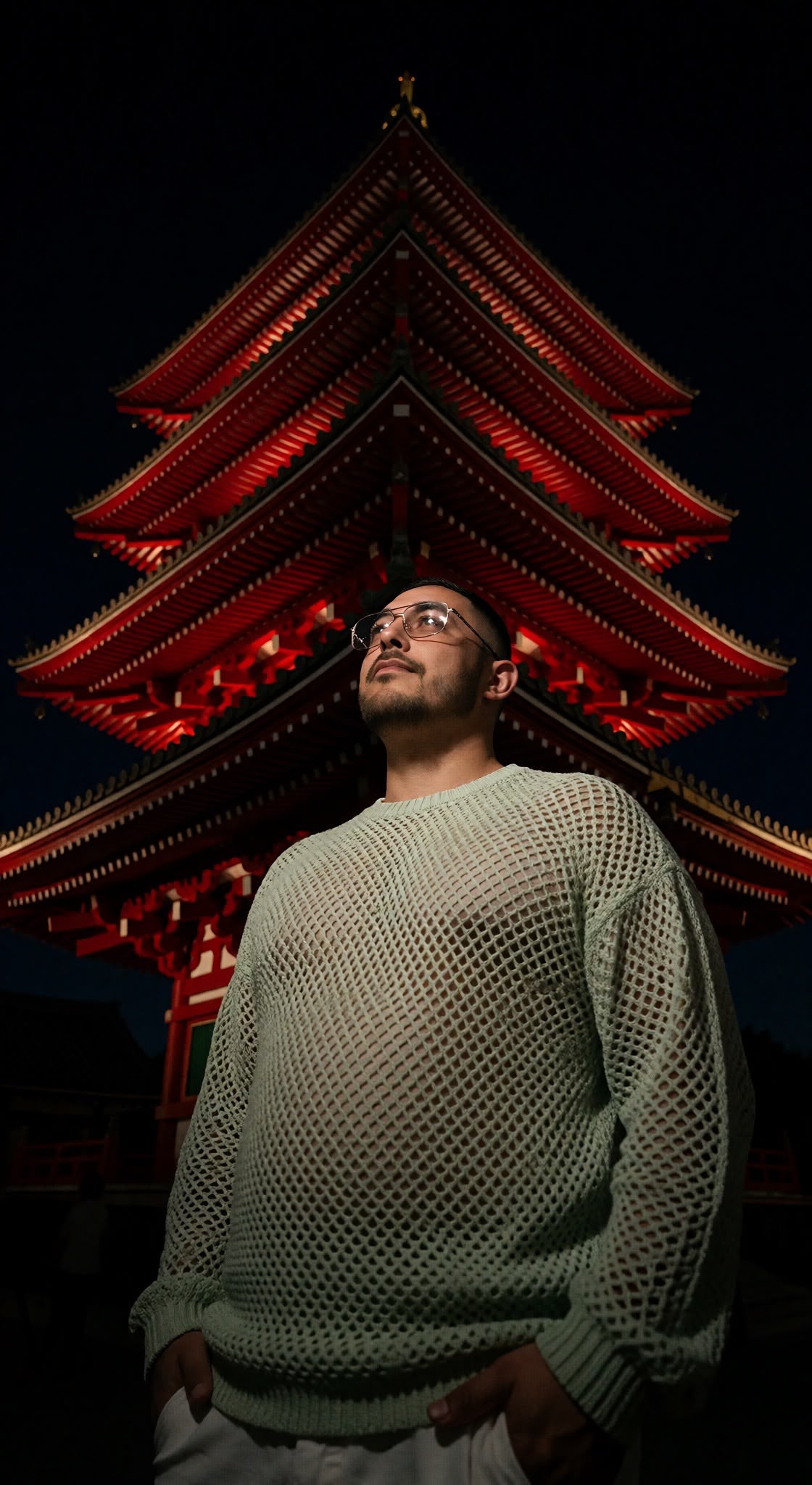 Jérémy devant une pagode japonaise illuminée