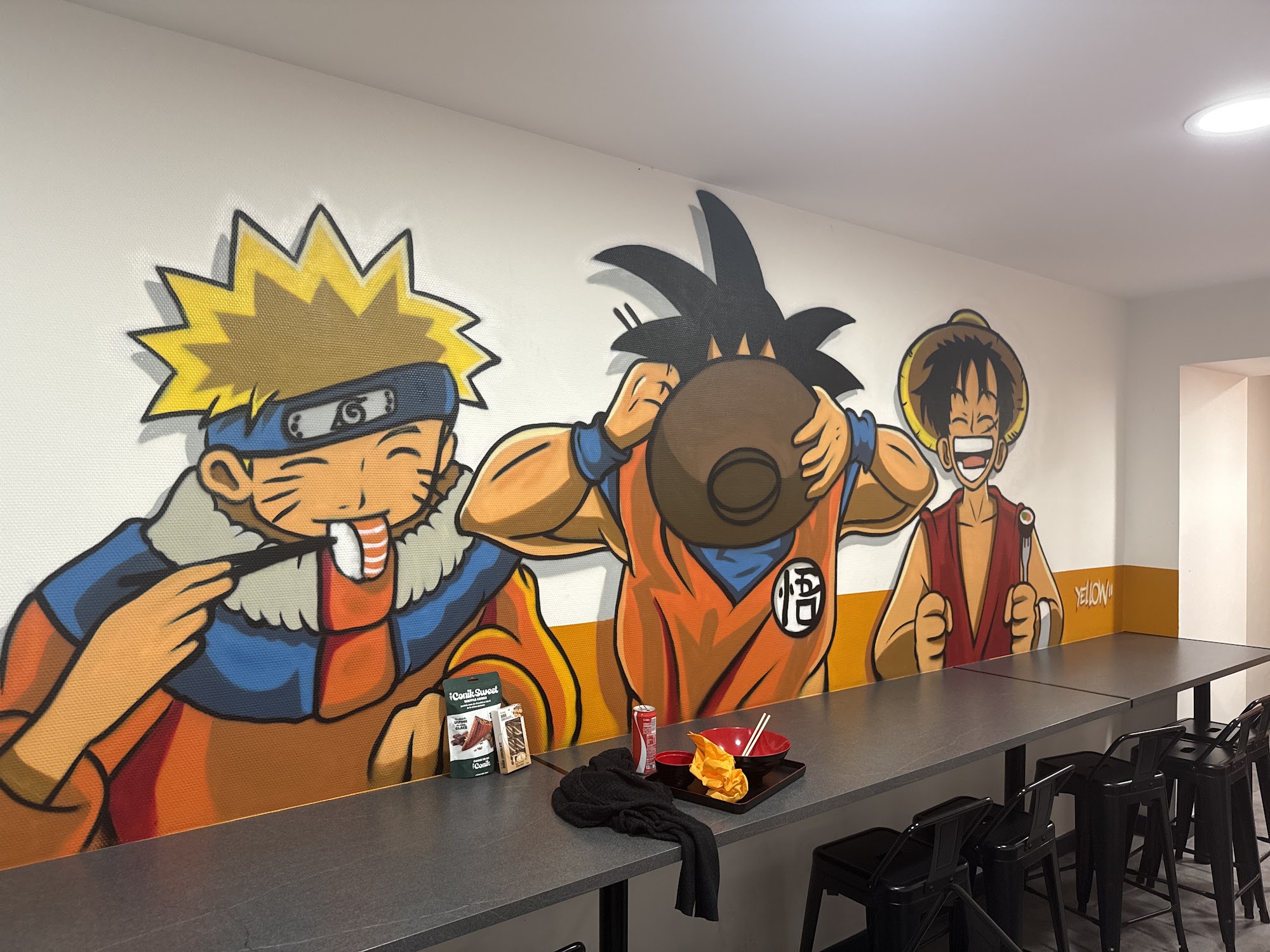 La salle de Sushi Amané et sa fresque murale de personnages de manga