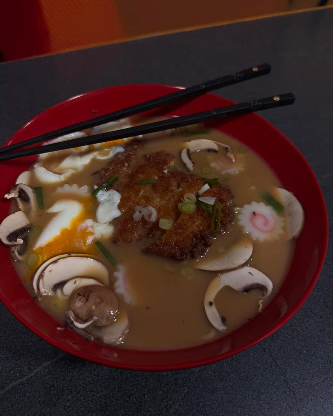 Ramen au poulet katsu, champignons et œuf mollet