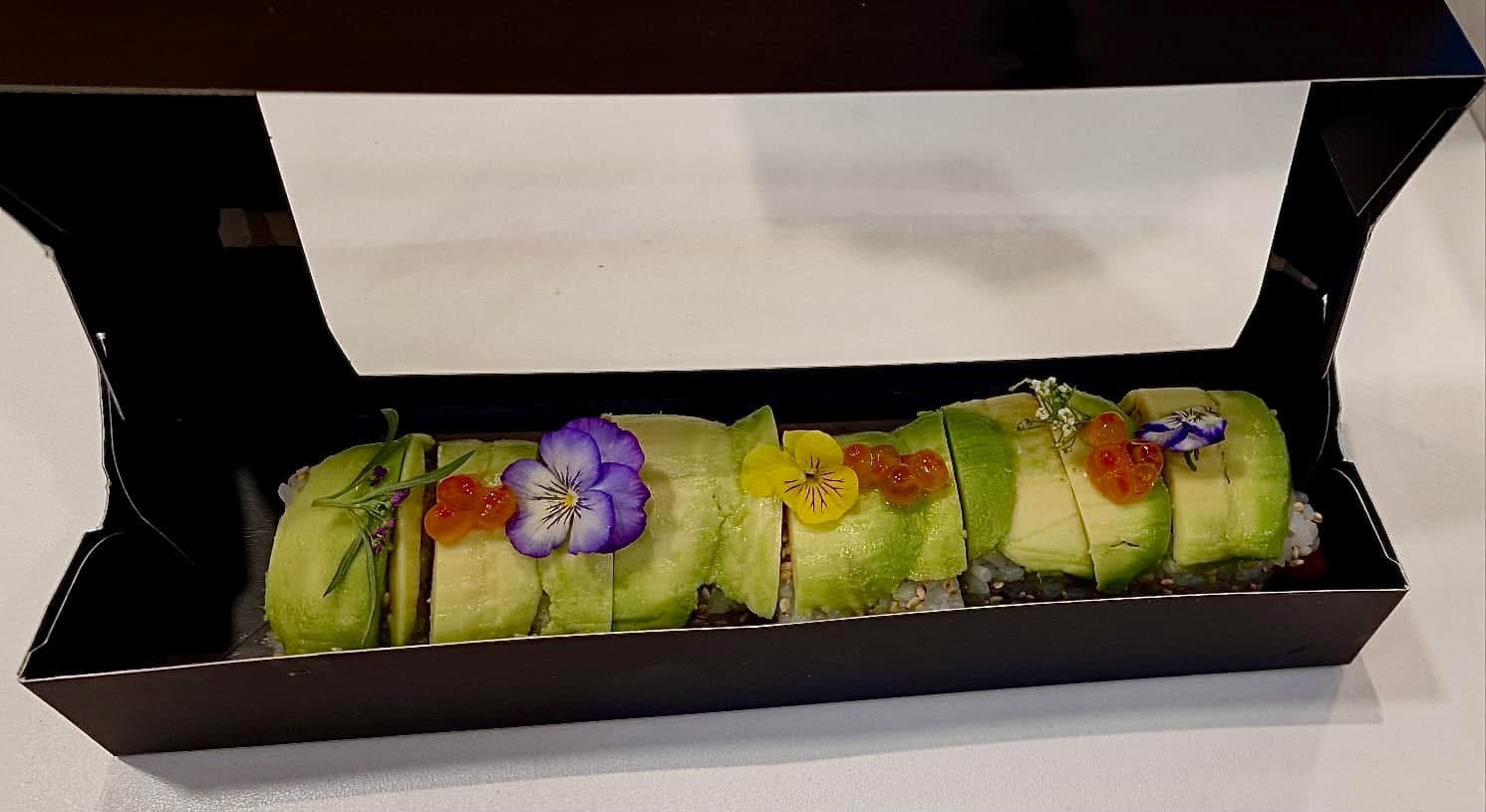 Roll à l'avocat, œufs de saumon et fleurs comestibles