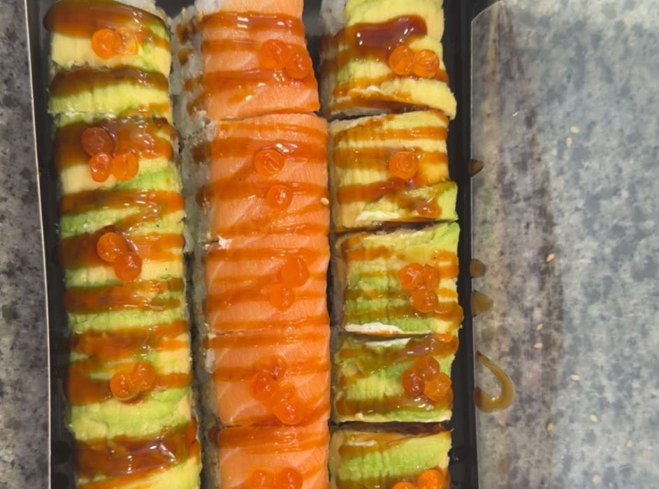 Trois rolls avocat et saumon, laqués et garnis d'œufs de poisson