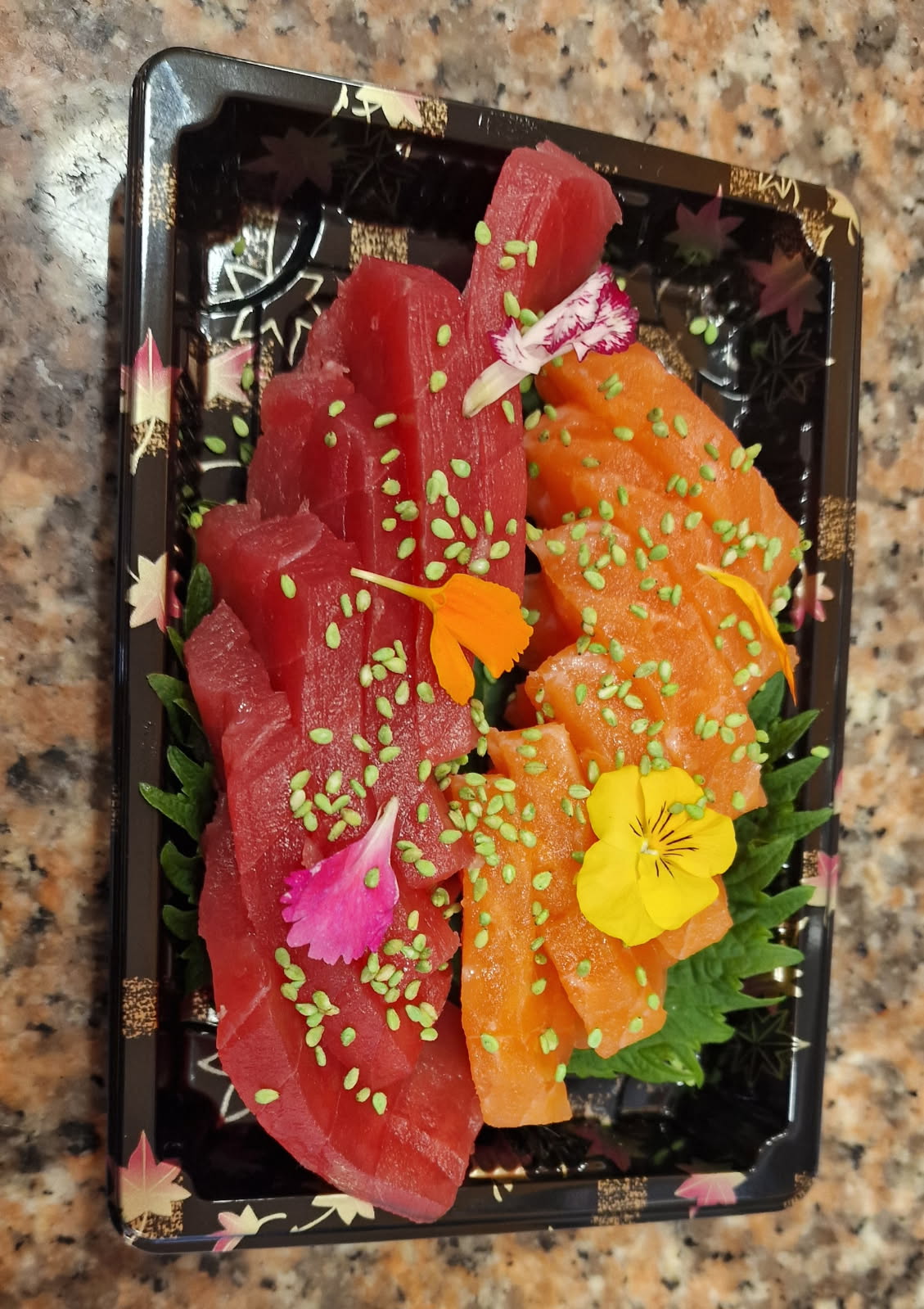 Sashimis de saumon et de thon dressés aux fleurs comestibles