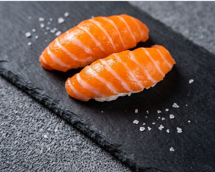 Sushis au saumon sur ardoise, fleur de sel